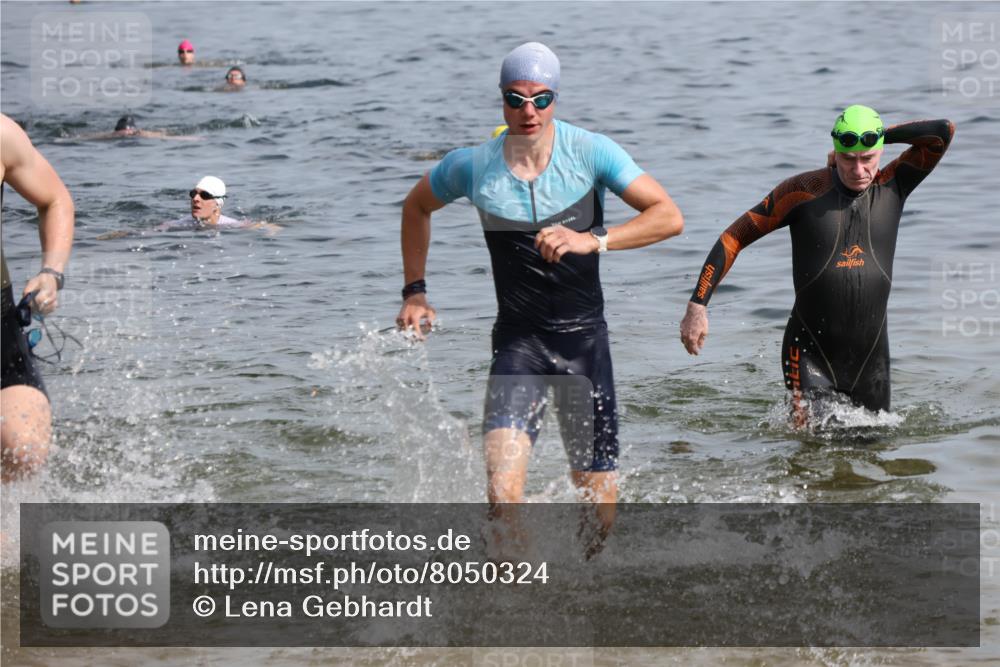 15.06.2025 - 27. Vierlanden-Triathlon Lena Gebhardt http://msf.ph/oto/8050324 15.06.2025 09:57:35 Schwimmen 287, 298, 309, 324, 340 meine-sportfotos.de