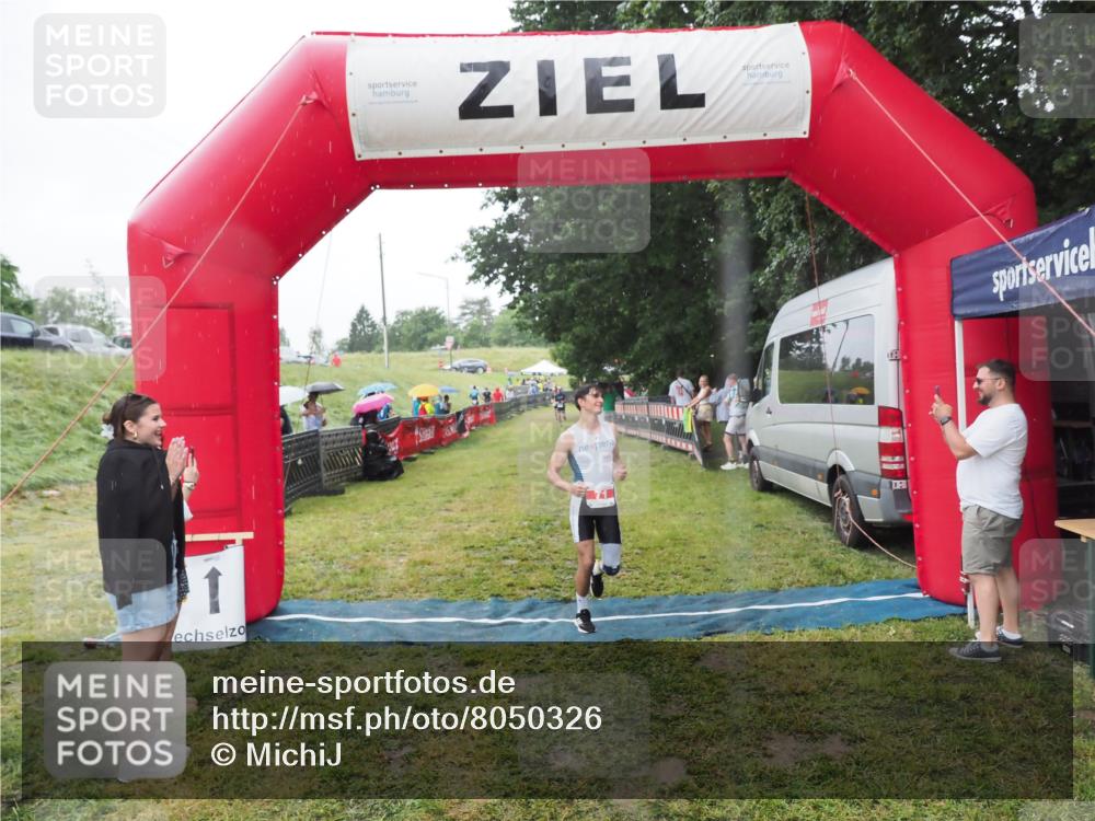 21.06.2025 - 27. Vierlanden-Triathlon MichiJ http://msf.ph/oto/8050326 15.06.2026 14:32:55 Ziel 71, 1179 meine-sportfotos.de