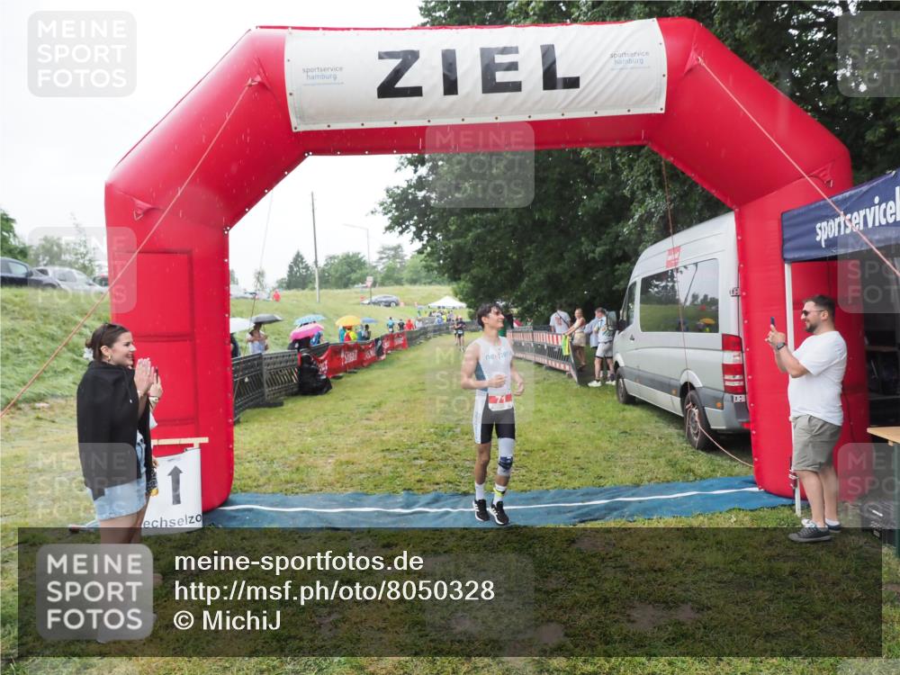 21.06.2025 - 27. Vierlanden-Triathlon MichiJ http://msf.ph/oto/8050328 15.06.2026 14:32:55 Ziel 71, 1179 meine-sportfotos.de