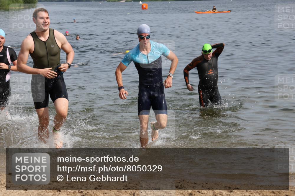 15.06.2025 - 27. Vierlanden-Triathlon Lena Gebhardt http://msf.ph/oto/8050329 15.06.2025 09:57:36 Schwimmen 287, 298, 309, 324, 340, 827 meine-sportfotos.de
