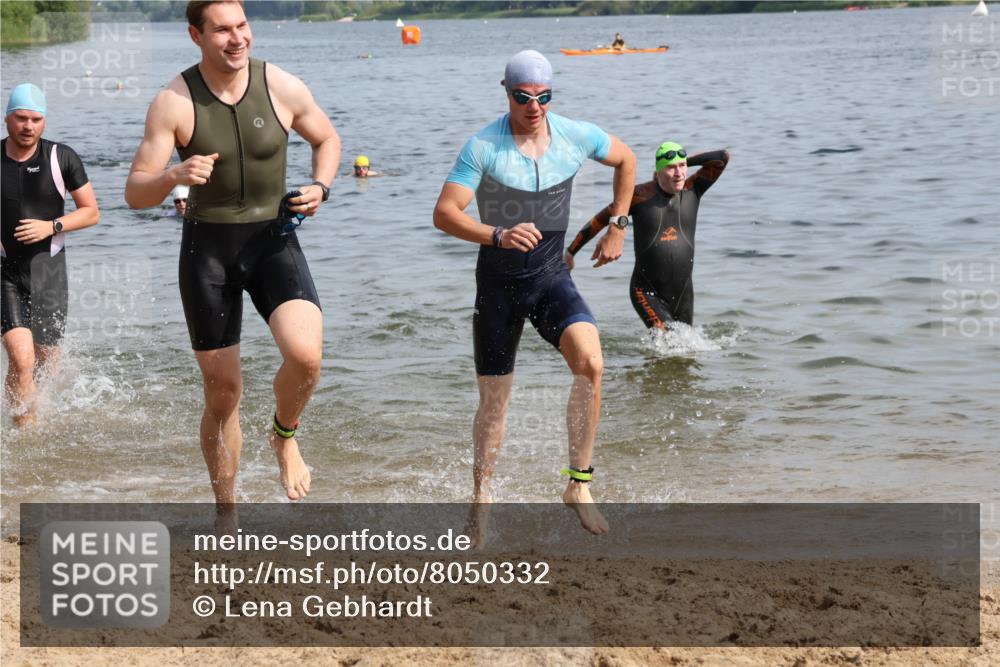 15.06.2025 - 27. Vierlanden-Triathlon Lena Gebhardt http://msf.ph/oto/8050332 15.06.2025 09:57:37 Schwimmen 287, 298, 309, 324, 340, 827 meine-sportfotos.de