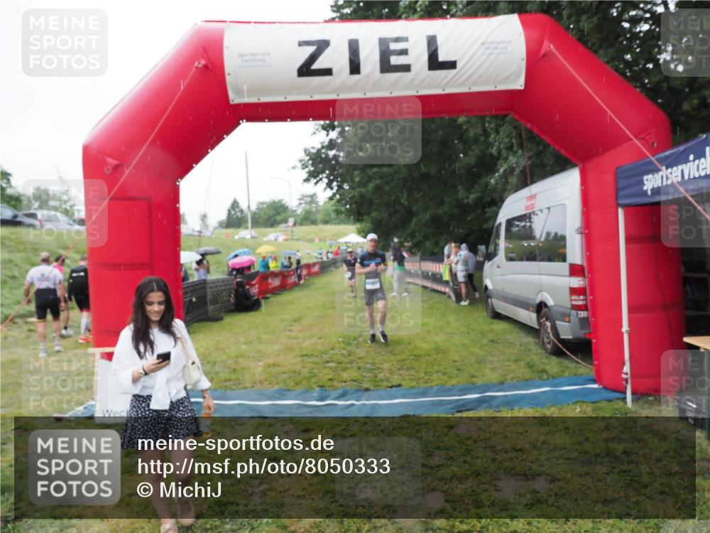 21.06.2025 - 27. Vierlanden-Triathlon MichiJ http://msf.ph/oto/8050333 15.06.2026 14:33:02 Ziel 1262, 1307 meine-sportfotos.de