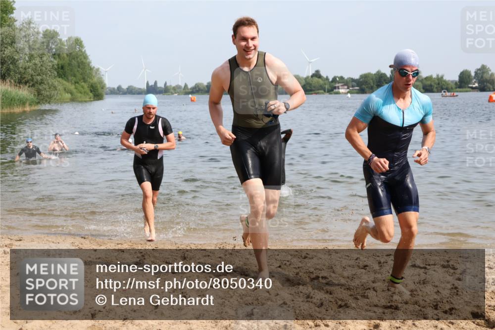 15.06.2025 - 27. Vierlanden-Triathlon Lena Gebhardt http://msf.ph/oto/8050340 15.06.2025 09:57:38 Schwimmen 287, 298, 309, 340, 827 meine-sportfotos.de