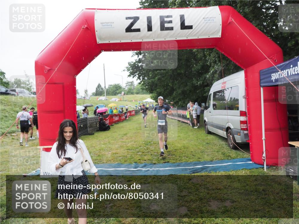 21.06.2025 - 27. Vierlanden-Triathlon MichiJ http://msf.ph/oto/8050341 15.06.2026 14:33:02 Ziel 1262, 1307 meine-sportfotos.de