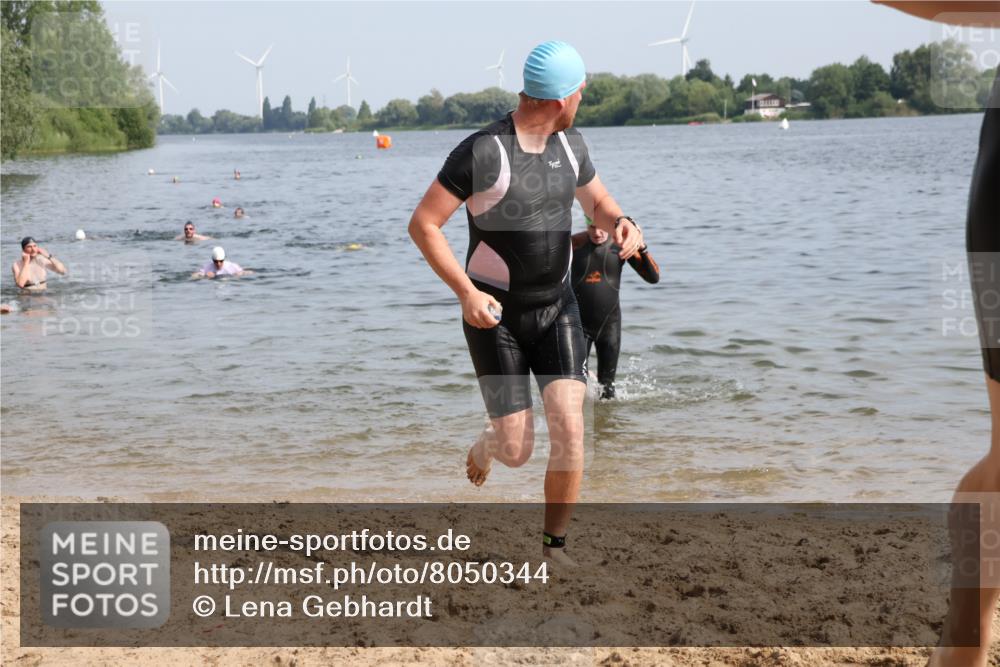15.06.2025 - 27. Vierlanden-Triathlon Lena Gebhardt http://msf.ph/oto/8050344 15.06.2025 09:57:39 Schwimmen 287, 298, 309, 340, 827 meine-sportfotos.de