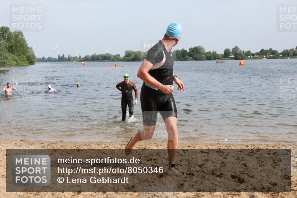 15.06.2025 - 27. Vierlanden-Triathlon Lena Gebhardt http://msf.ph/oto/8050346 15.06.2025 09:57:40 Schwimmen 287, 298, 309, 330, 340, 827 meine-sportfotos.de