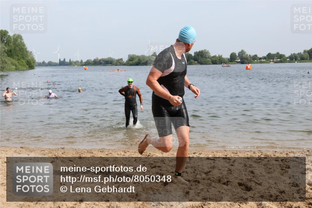 15.06.2025 - 27. Vierlanden-Triathlon Lena Gebhardt http://msf.ph/oto/8050348 15.06.2025 09:57:40 Schwimmen 287, 298, 309, 330, 340, 827 meine-sportfotos.de