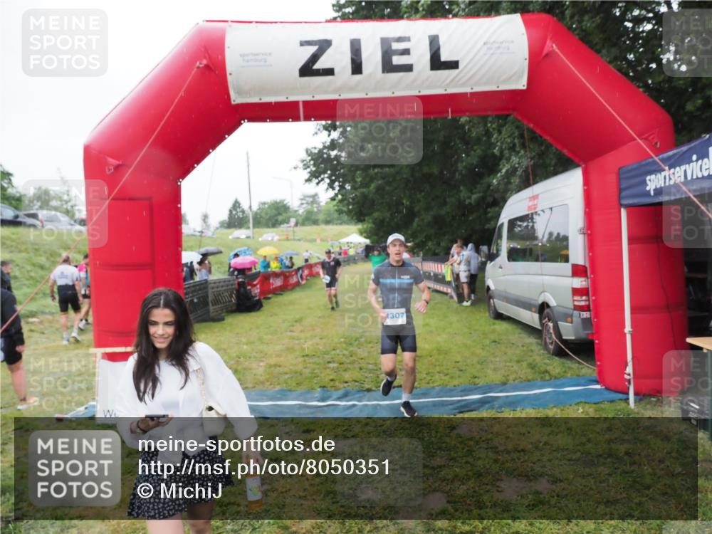 21.06.2025 - 27. Vierlanden-Triathlon MichiJ http://msf.ph/oto/8050351 15.06.2026 14:33:03 Ziel 1262, 1307 meine-sportfotos.de