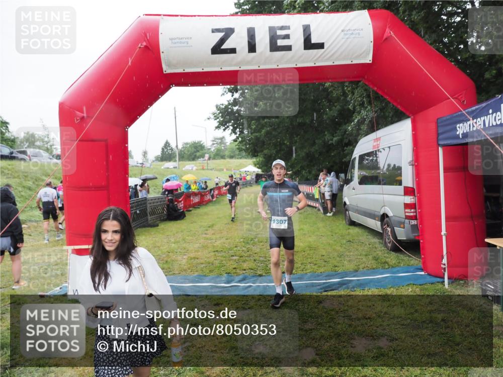 21.06.2025 - 27. Vierlanden-Triathlon MichiJ http://msf.ph/oto/8050353 15.06.2026 14:33:03 Ziel 1262, 1307 meine-sportfotos.de