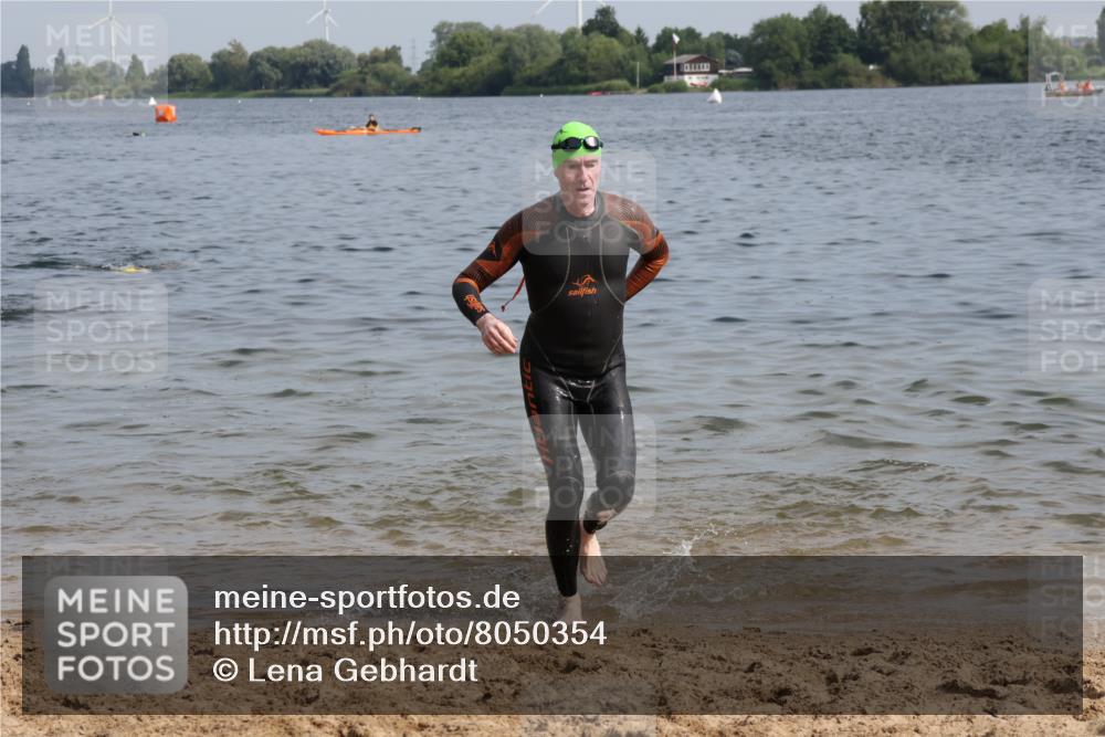15.06.2025 - 27. Vierlanden-Triathlon Lena Gebhardt http://msf.ph/oto/8050354 15.06.2025 09:57:42 Schwimmen 287, 291, 298, 330, 340, 827 meine-sportfotos.de
