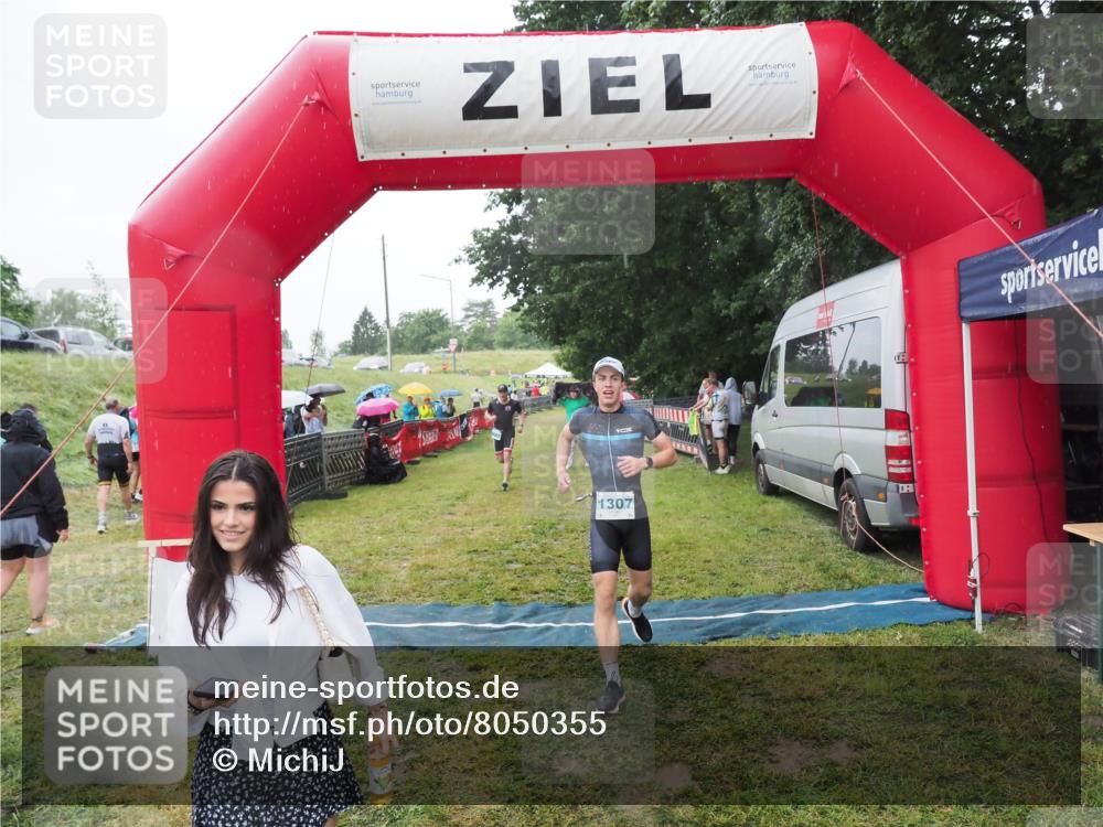 21.06.2025 - 27. Vierlanden-Triathlon MichiJ http://msf.ph/oto/8050355 15.06.2026 14:33:03 Ziel 1262, 1307 meine-sportfotos.de