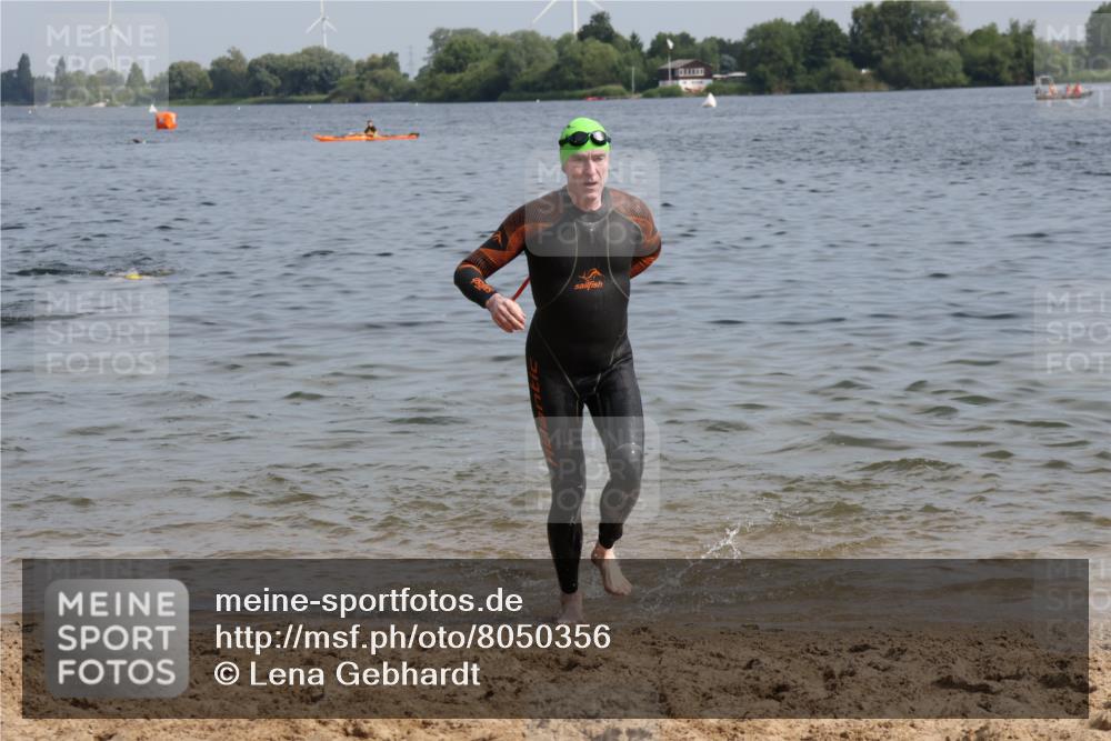 15.06.2025 - 27. Vierlanden-Triathlon Lena Gebhardt http://msf.ph/oto/8050356 15.06.2025 09:57:42 Schwimmen 287, 291, 298, 330, 340, 827 meine-sportfotos.de