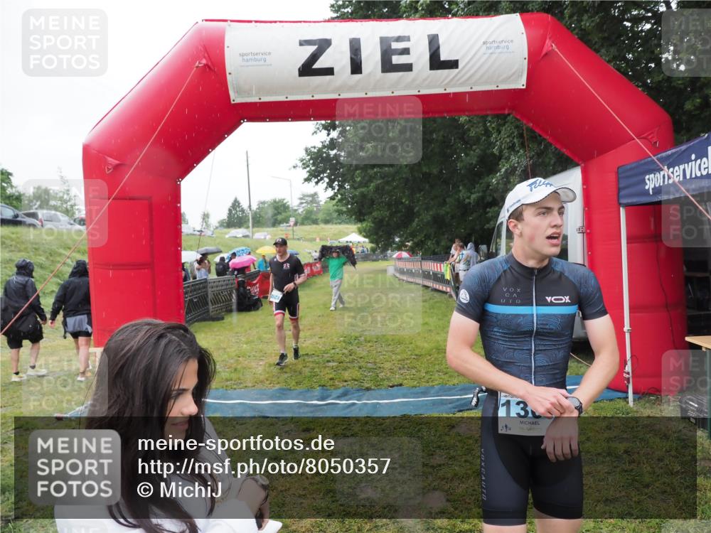 21.06.2025 - 27. Vierlanden-Triathlon MichiJ http://msf.ph/oto/8050357 15.06.2026 14:33:05 Ziel 1262, 1307 meine-sportfotos.de
