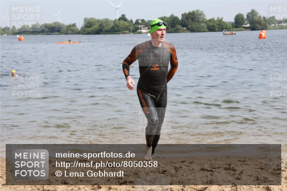 15.06.2025 - 27. Vierlanden-Triathlon Lena Gebhardt http://msf.ph/oto/8050358 15.06.2025 09:57:43 Schwimmen 287, 291, 298, 330, 340, 827 meine-sportfotos.de