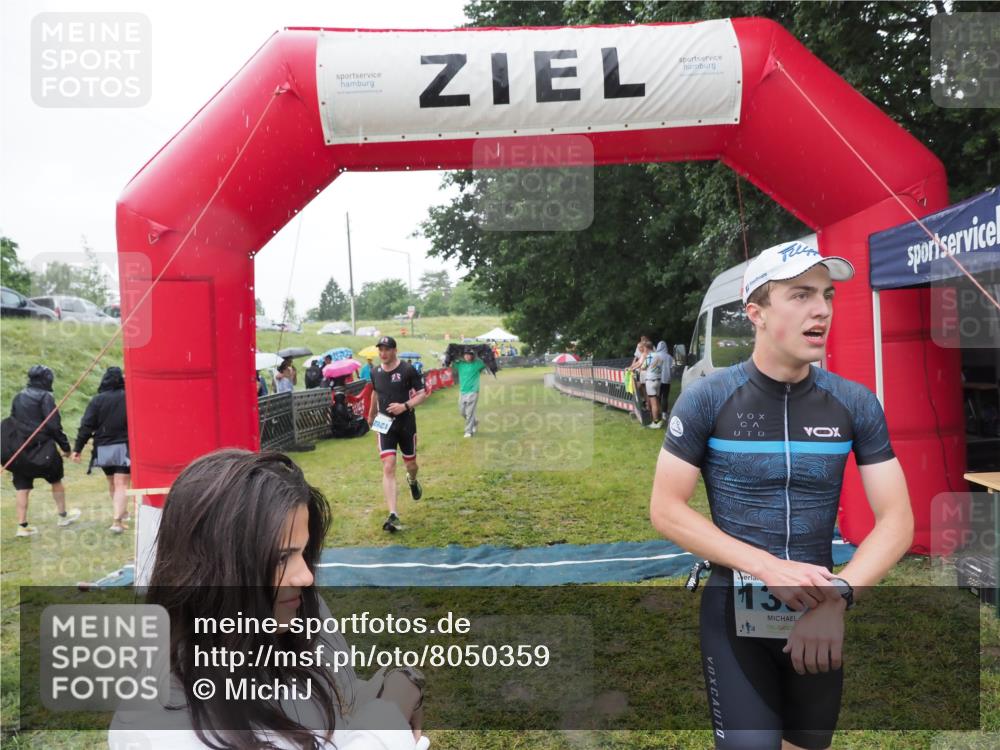 21.06.2025 - 27. Vierlanden-Triathlon MichiJ http://msf.ph/oto/8050359 15.06.2026 14:33:05 Ziel 1262, 1307 meine-sportfotos.de