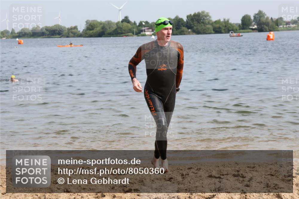 15.06.2025 - 27. Vierlanden-Triathlon Lena Gebhardt http://msf.ph/oto/8050360 15.06.2025 09:57:44 Schwimmen 287, 291, 298, 330, 340, 827 meine-sportfotos.de