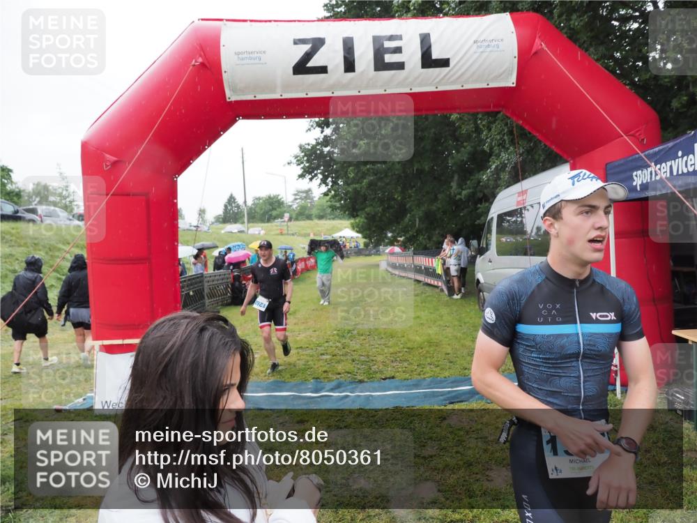21.06.2025 - 27. Vierlanden-Triathlon MichiJ http://msf.ph/oto/8050361 15.06.2026 14:33:05 Ziel 1262, 1307 meine-sportfotos.de