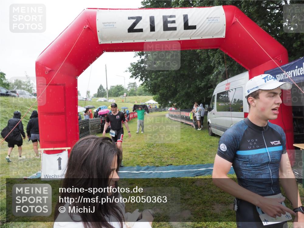 21.06.2025 - 27. Vierlanden-Triathlon MichiJ http://msf.ph/oto/8050363 15.06.2026 14:33:05 Ziel 1262, 1307 meine-sportfotos.de
