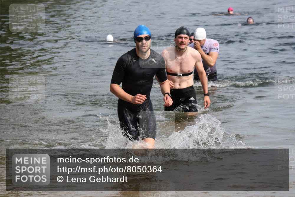 15.06.2025 - 27. Vierlanden-Triathlon Lena Gebhardt http://msf.ph/oto/8050364 15.06.2025 09:57:45 Schwimmen 287, 291, 298, 330, 340, 827 meine-sportfotos.de