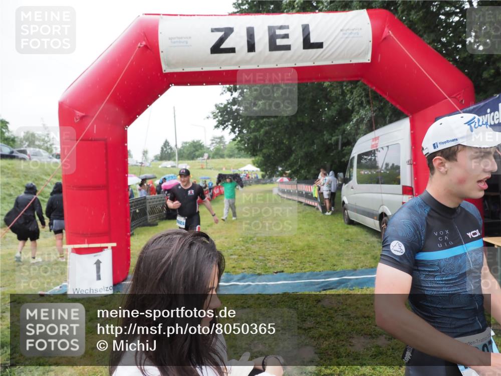 21.06.2025 - 27. Vierlanden-Triathlon MichiJ http://msf.ph/oto/8050365 15.06.2026 14:33:05 Ziel 1262, 1307 meine-sportfotos.de