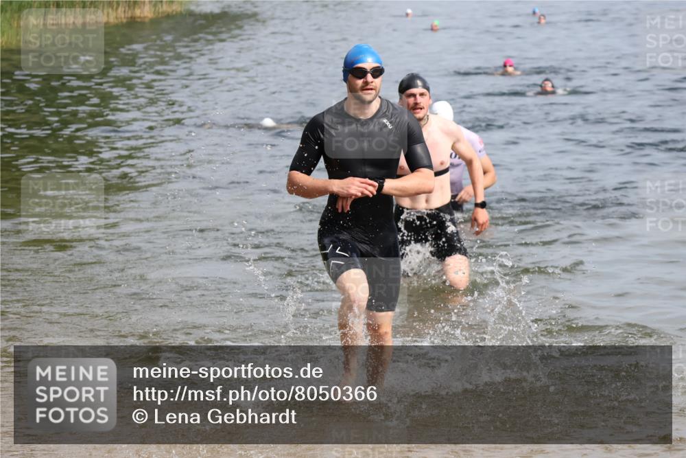 15.06.2025 - 27. Vierlanden-Triathlon Lena Gebhardt http://msf.ph/oto/8050366 15.06.2025 09:57:46 Schwimmen 287, 291, 298, 330, 340, 347, 827 meine-sportfotos.de