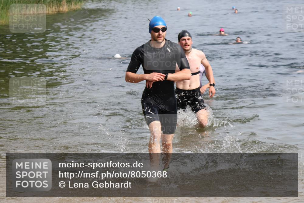 15.06.2025 - 27. Vierlanden-Triathlon Lena Gebhardt http://msf.ph/oto/8050368 15.06.2025 09:57:46 Schwimmen 287, 291, 298, 330, 340, 347, 827 meine-sportfotos.de