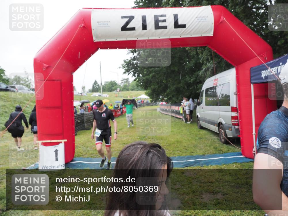 21.06.2025 - 27. Vierlanden-Triathlon MichiJ http://msf.ph/oto/8050369 15.06.2026 14:33:05 Ziel 1262, 1307 meine-sportfotos.de