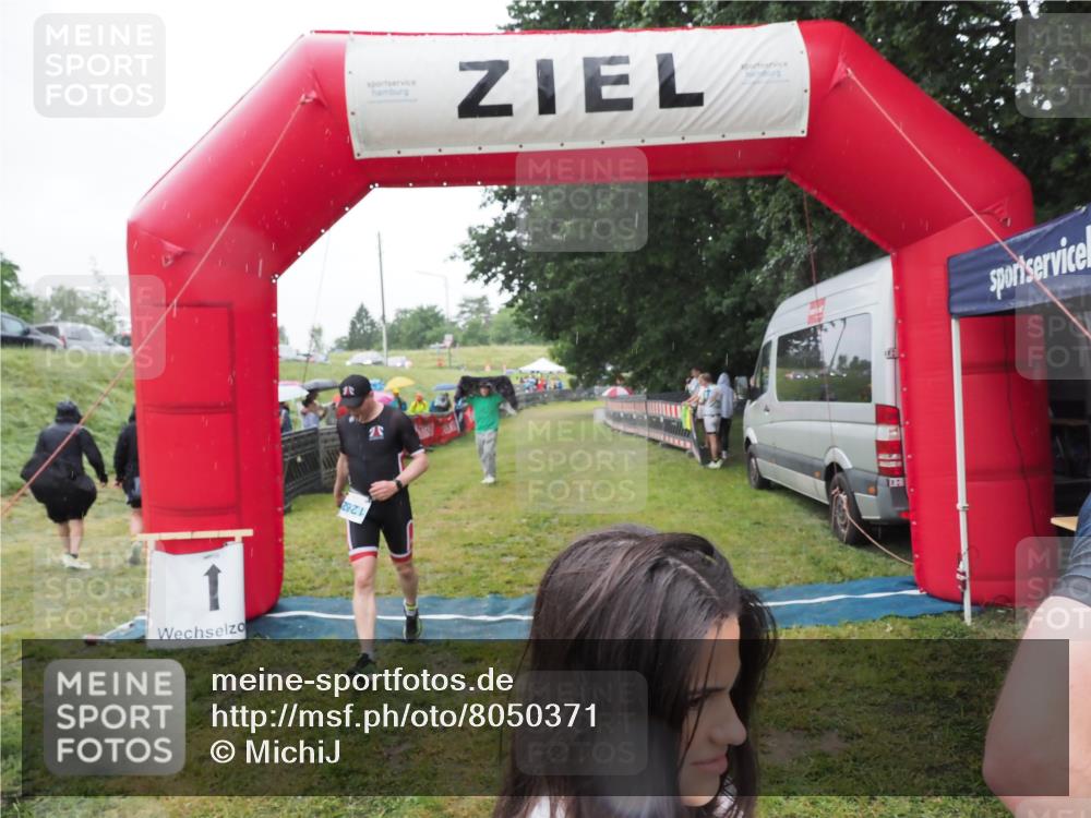 21.06.2025 - 27. Vierlanden-Triathlon MichiJ http://msf.ph/oto/8050371 15.06.2026 14:33:06 Ziel 1262, 1307 meine-sportfotos.de