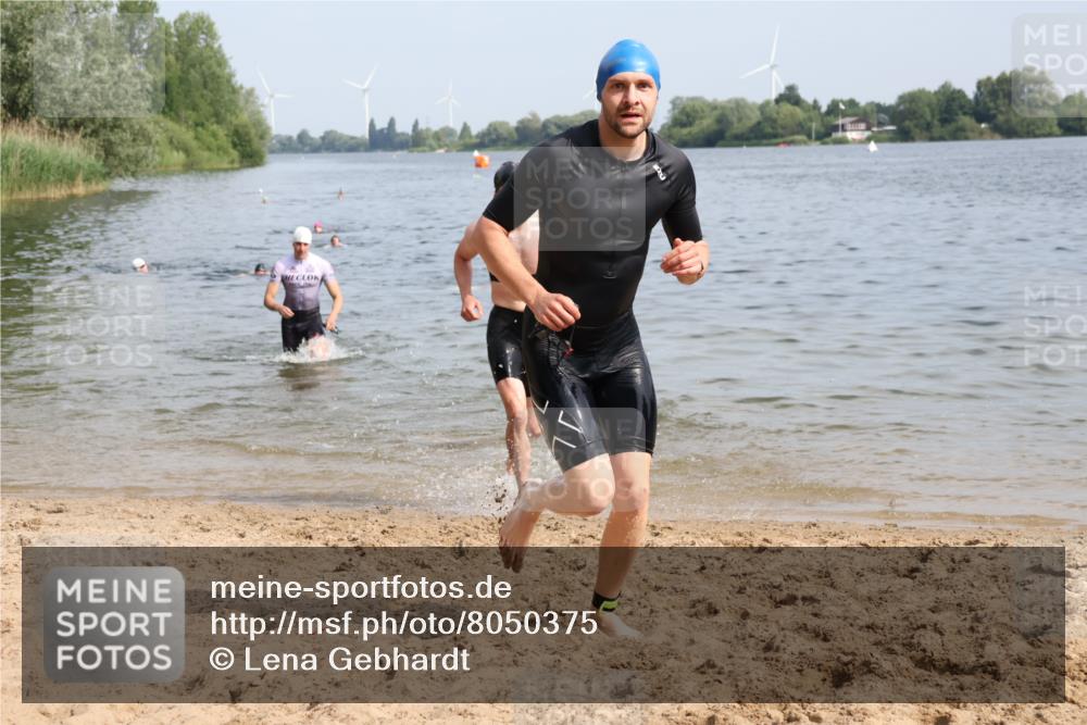 15.06.2025 - 27. Vierlanden-Triathlon Lena Gebhardt http://msf.ph/oto/8050375 15.06.2025 09:57:50 Schwimmen 291, 330, 347, 827 meine-sportfotos.de