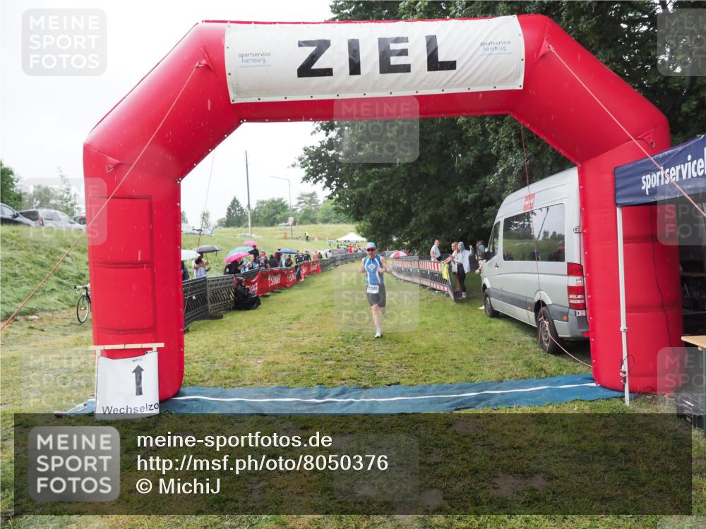 21.06.2025 - 27. Vierlanden-Triathlon MichiJ http://msf.ph/oto/8050376 15.06.2026 14:33:27 Ziel 1250 meine-sportfotos.de