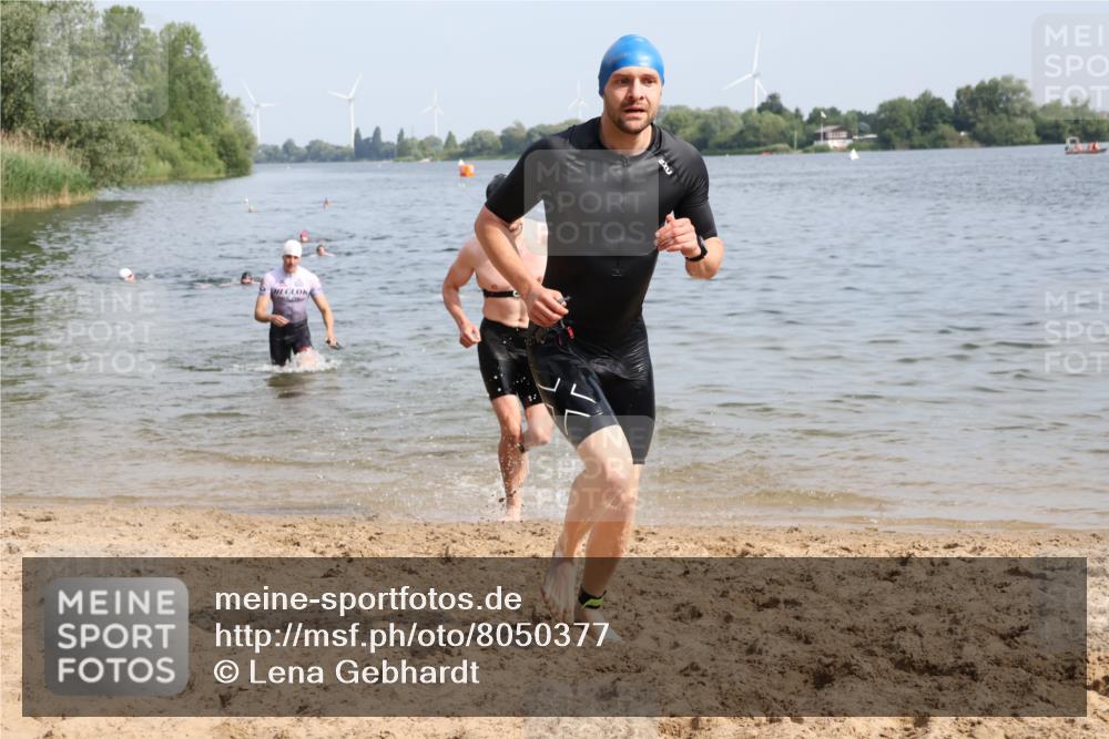 15.06.2025 - 27. Vierlanden-Triathlon Lena Gebhardt http://msf.ph/oto/8050377 15.06.2025 09:57:50 Schwimmen 291, 330, 347, 827 meine-sportfotos.de