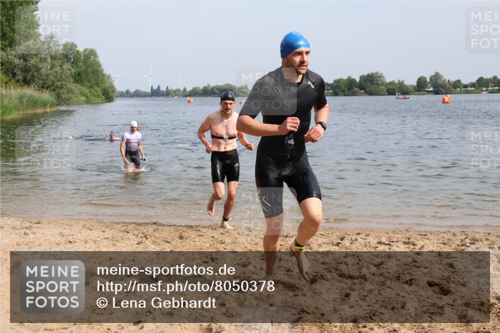 15.06.2025 - 27. Vierlanden-Triathlon Lena Gebhardt http://msf.ph/oto/8050378 15.06.2025 09:57:50 Schwimmen 291, 330, 347, 827 meine-sportfotos.de