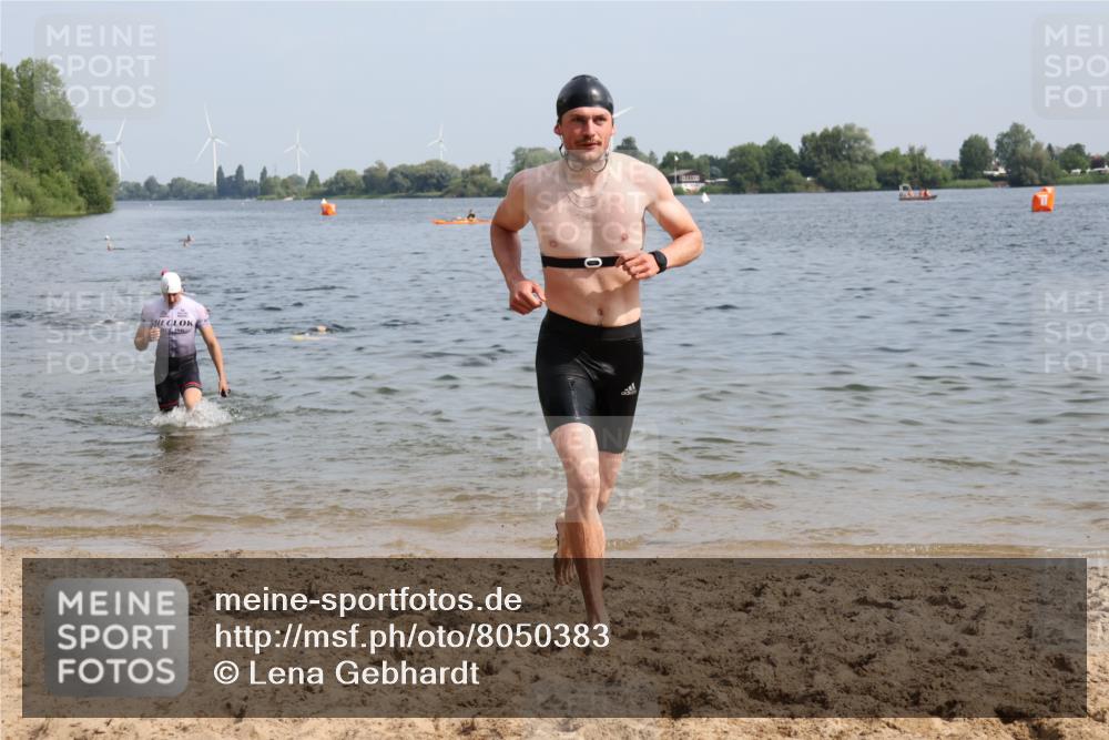 15.06.2025 - 27. Vierlanden-Triathlon Lena Gebhardt http://msf.ph/oto/8050383 15.06.2025 09:57:51 Schwimmen 291, 330, 347, 827 meine-sportfotos.de