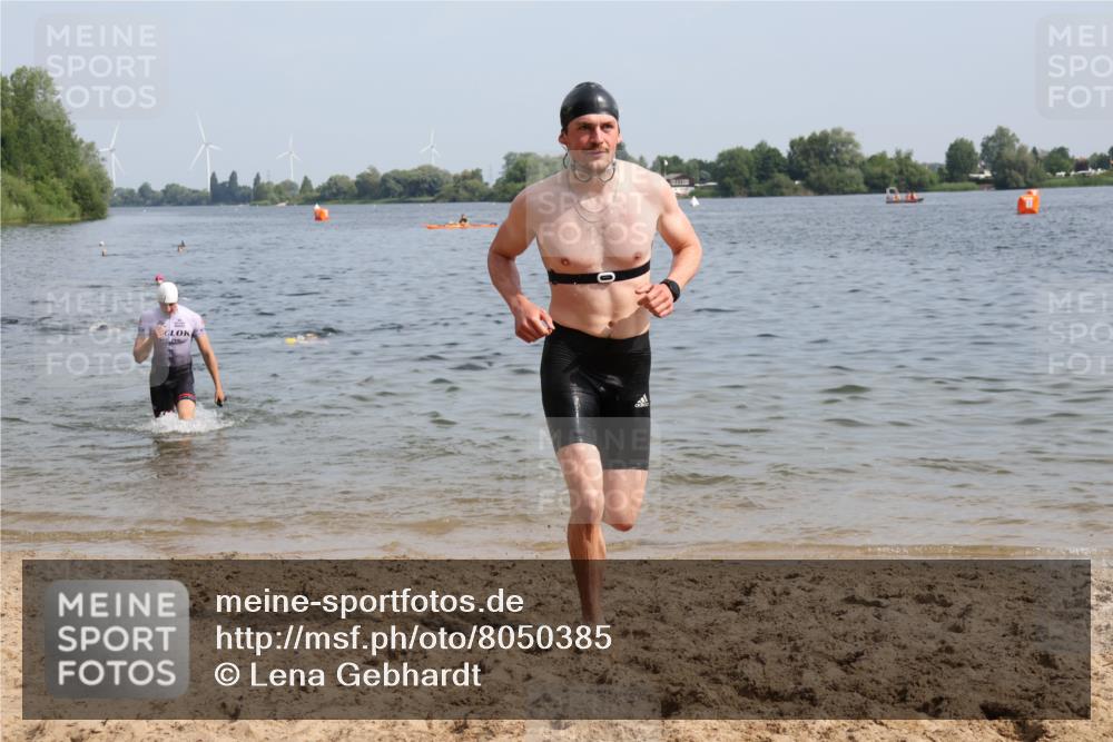 15.06.2025 - 27. Vierlanden-Triathlon Lena Gebhardt http://msf.ph/oto/8050385 15.06.2025 09:57:51 Schwimmen 291, 330, 347, 827 meine-sportfotos.de