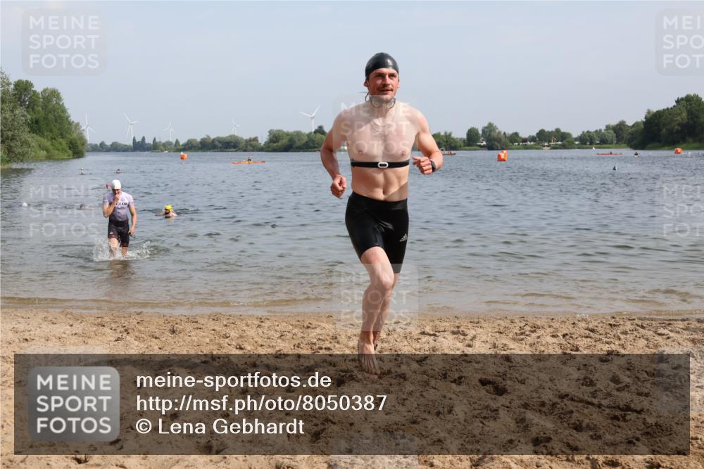 15.06.2025 - 27. Vierlanden-Triathlon Lena Gebhardt http://msf.ph/oto/8050387 15.06.2025 09:57:51 Schwimmen 291, 330, 347, 827 meine-sportfotos.de