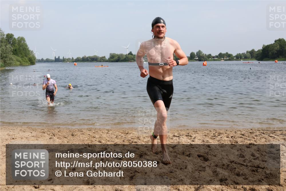 15.06.2025 - 27. Vierlanden-Triathlon Lena Gebhardt http://msf.ph/oto/8050388 15.06.2025 09:57:51 Schwimmen 291, 330, 347, 827 meine-sportfotos.de