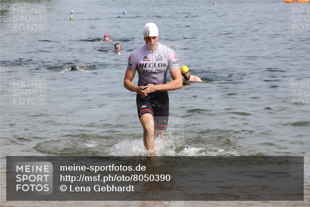 15.06.2025 - 27. Vierlanden-Triathlon Lena Gebhardt http://msf.ph/oto/8050390 15.06.2025 09:57:53 Schwimmen 291, 330, 347, 827 meine-sportfotos.de