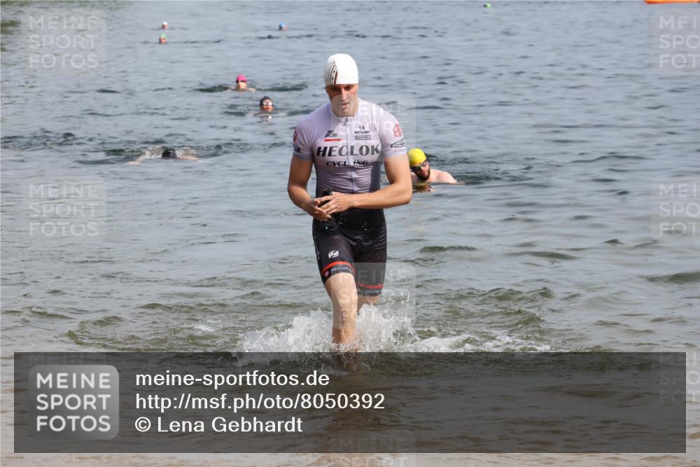 15.06.2025 - 27. Vierlanden-Triathlon Lena Gebhardt http://msf.ph/oto/8050392 15.06.2025 09:57:53 Schwimmen 291, 330, 347, 827 meine-sportfotos.de