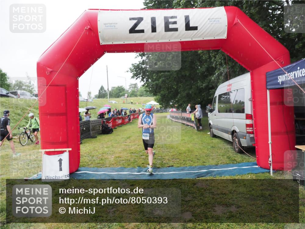 21.06.2025 - 27. Vierlanden-Triathlon MichiJ http://msf.ph/oto/8050393 15.06.2026 14:33:28 Ziel 1250 meine-sportfotos.de