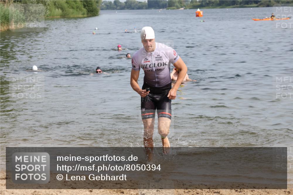 15.06.2025 - 27. Vierlanden-Triathlon Lena Gebhardt http://msf.ph/oto/8050394 15.06.2025 09:57:54 Schwimmen 291, 330, 347, 827 meine-sportfotos.de