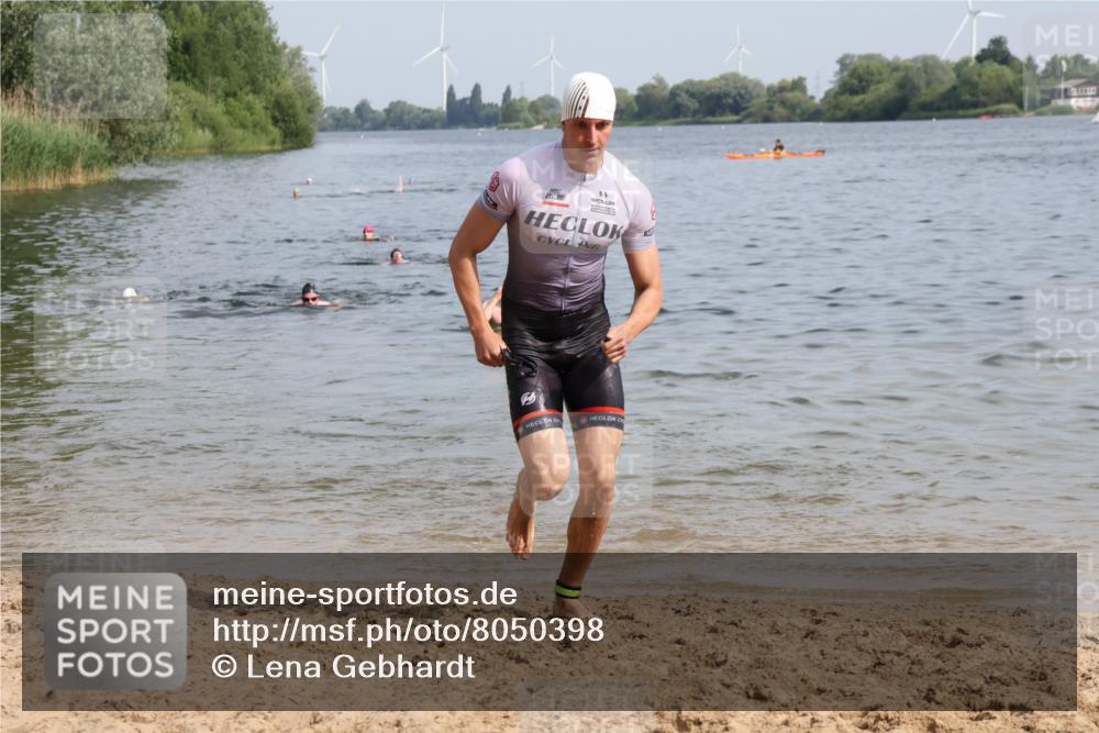 15.06.2025 - 27. Vierlanden-Triathlon Lena Gebhardt http://msf.ph/oto/8050398 15.06.2025 09:57:55 Schwimmen 291, 330, 347, 827 meine-sportfotos.de
