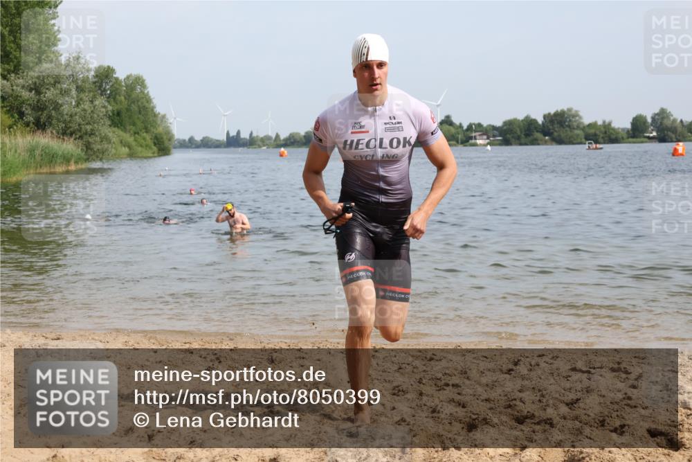 15.06.2025 - 27. Vierlanden-Triathlon Lena Gebhardt http://msf.ph/oto/8050399 15.06.2025 09:57:57 Schwimmen 291, 330, 347 meine-sportfotos.de