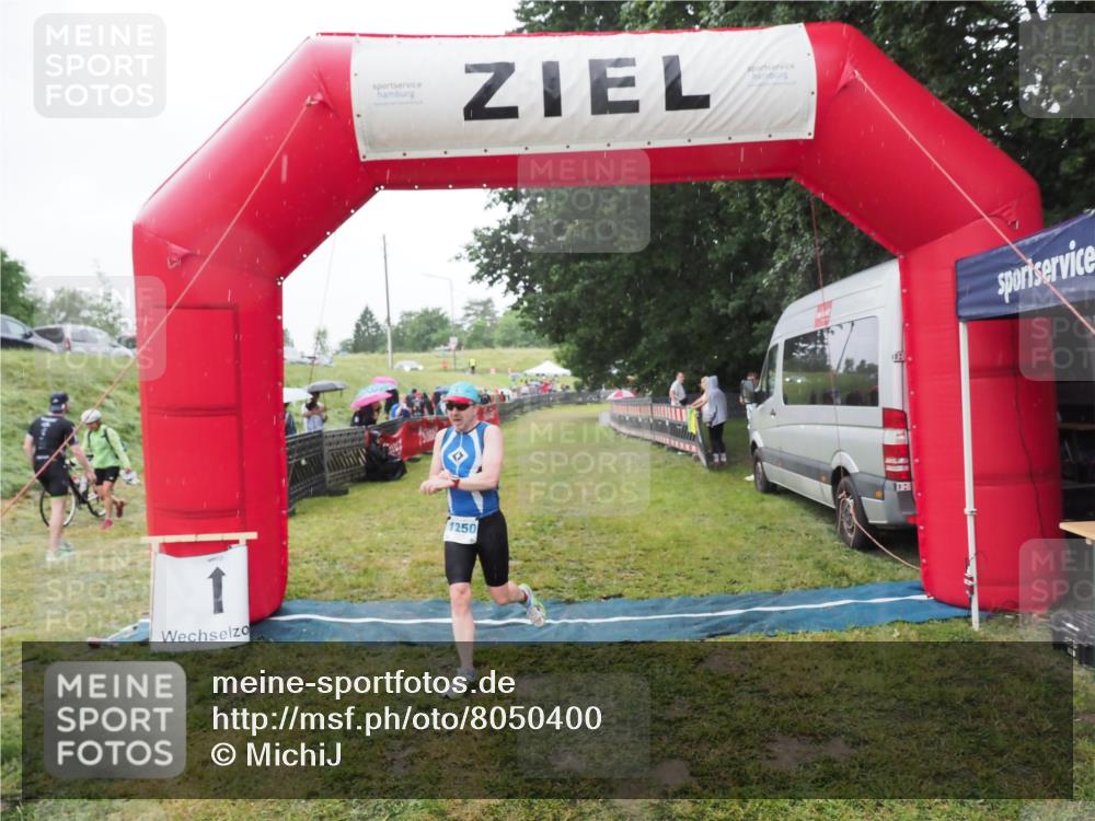 21.06.2025 - 27. Vierlanden-Triathlon MichiJ http://msf.ph/oto/8050400 15.06.2026 14:33:28 Ziel 1250 meine-sportfotos.de