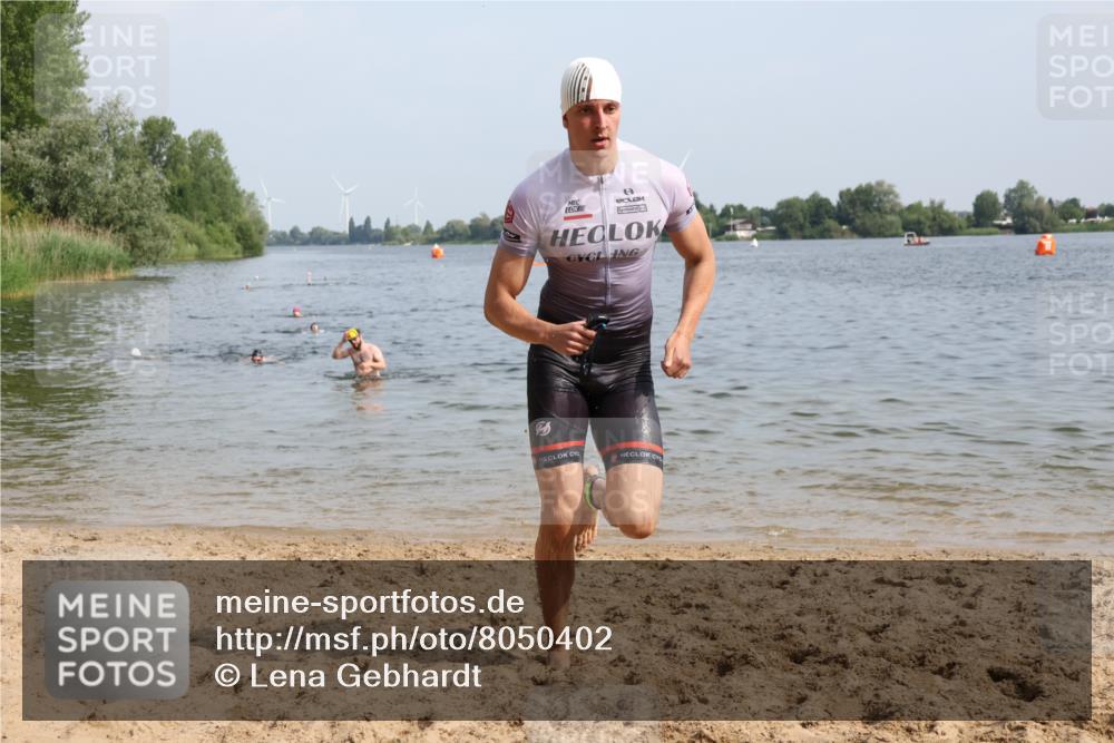 15.06.2025 - 27. Vierlanden-Triathlon Lena Gebhardt http://msf.ph/oto/8050402 15.06.2025 09:57:57 Schwimmen 291, 330, 347 meine-sportfotos.de