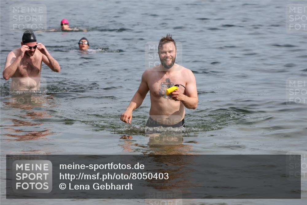 15.06.2025 - 27. Vierlanden-Triathlon Lena Gebhardt http://msf.ph/oto/8050403 15.06.2025 09:58:01 Schwimmen 289, 291, 347 meine-sportfotos.de