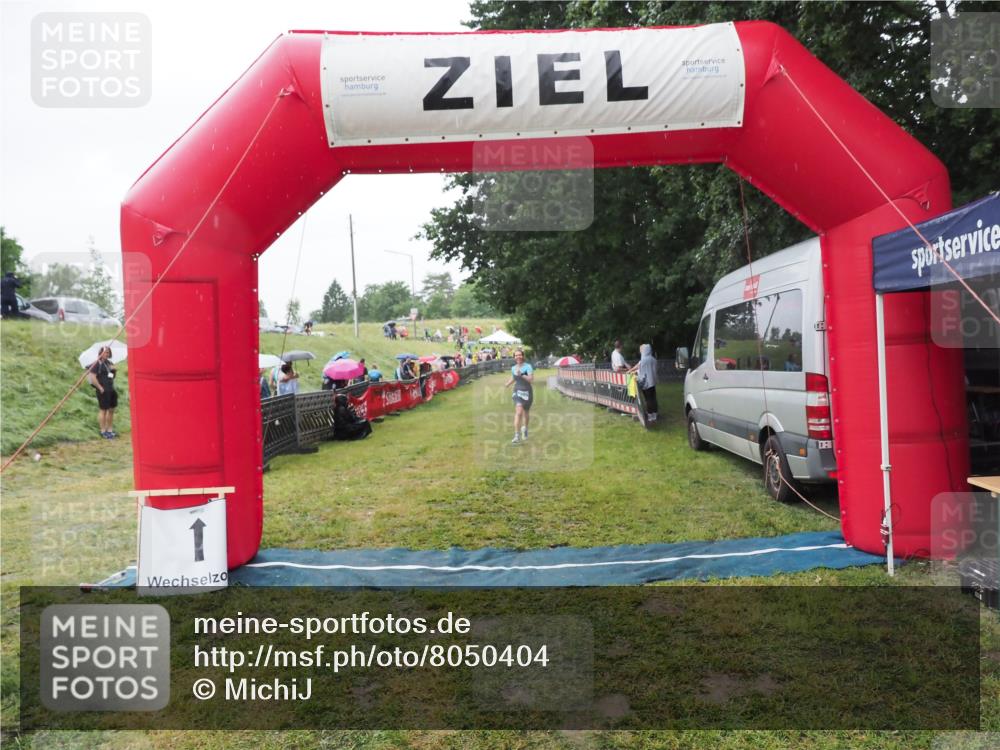 21.06.2025 - 27. Vierlanden-Triathlon MichiJ http://msf.ph/oto/8050404 15.06.2026 14:34:27 Ziel 1289 meine-sportfotos.de