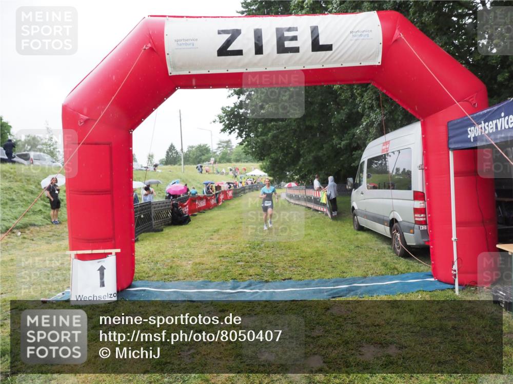 21.06.2025 - 27. Vierlanden-Triathlon MichiJ http://msf.ph/oto/8050407 15.06.2026 14:34:27 Ziel 1289 meine-sportfotos.de