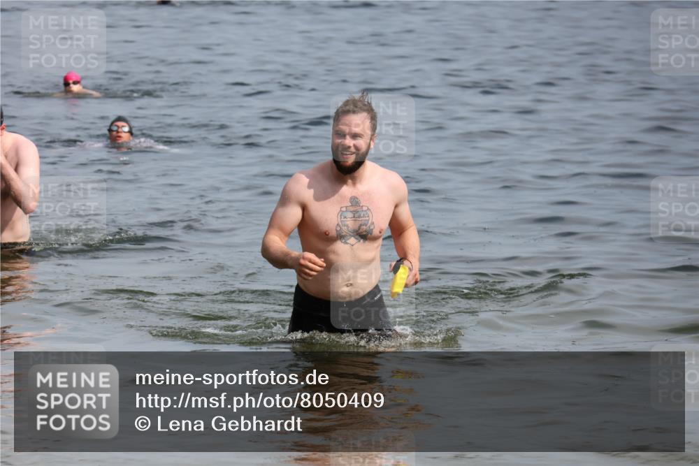 15.06.2025 - 27. Vierlanden-Triathlon Lena Gebhardt http://msf.ph/oto/8050409 15.06.2025 09:58:02 Schwimmen 289, 321, 347 meine-sportfotos.de