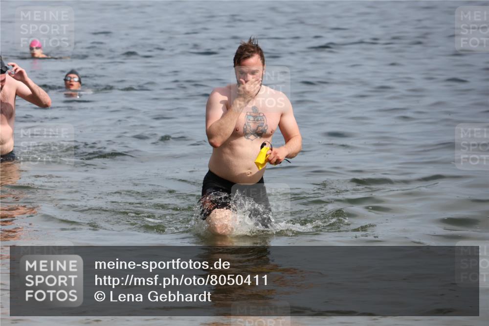 15.06.2025 - 27. Vierlanden-Triathlon Lena Gebhardt http://msf.ph/oto/8050411 15.06.2025 09:58:02 Schwimmen 289, 321, 347 meine-sportfotos.de