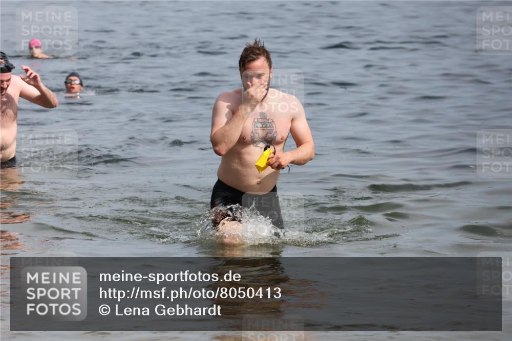 15.06.2025 - 27. Vierlanden-Triathlon Lena Gebhardt http://msf.ph/oto/8050413 15.06.2025 09:58:02 Schwimmen 289, 321, 347 meine-sportfotos.de